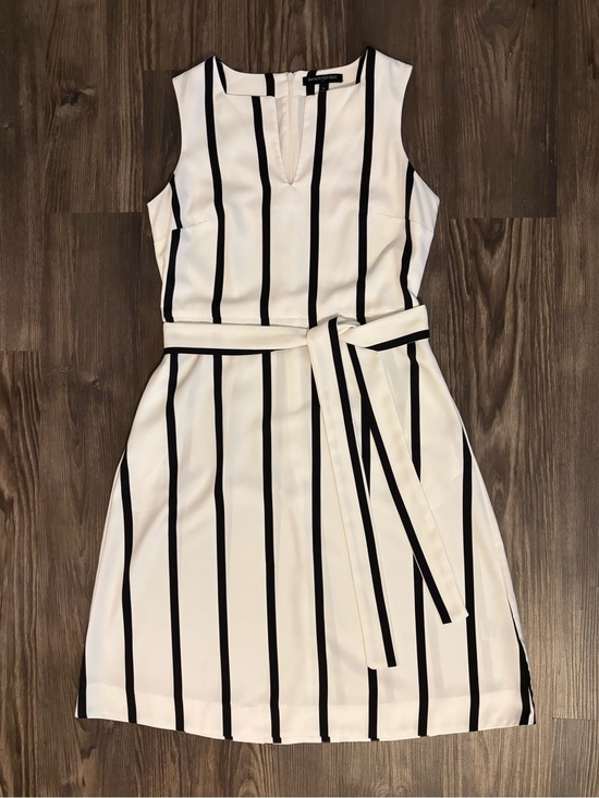 Banana Republic Factory Dresses & Skirts - Banana Republic Factory Sz. 6 White/Black Split Neck Dress with Pockets